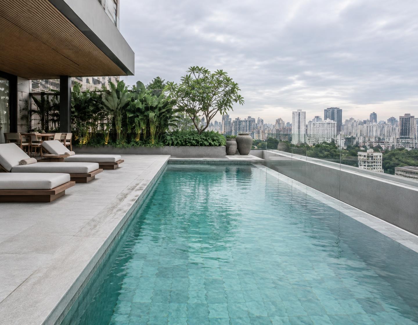 Piscina de cobertura com vista urbana